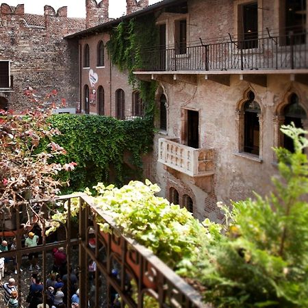 Hotel Relais Balcone di Giulietta Verona Esterno foto The courtyard of the Palazzo del Vicario