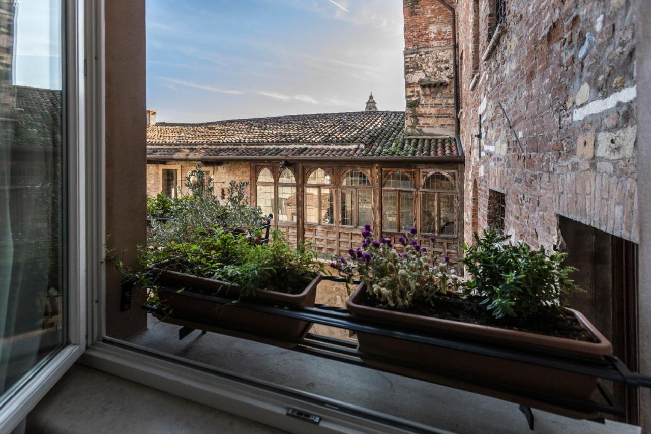 Hotel Relais Balcone di Giulietta Verona Esterno foto View of the cloister from the window of the guest rooms