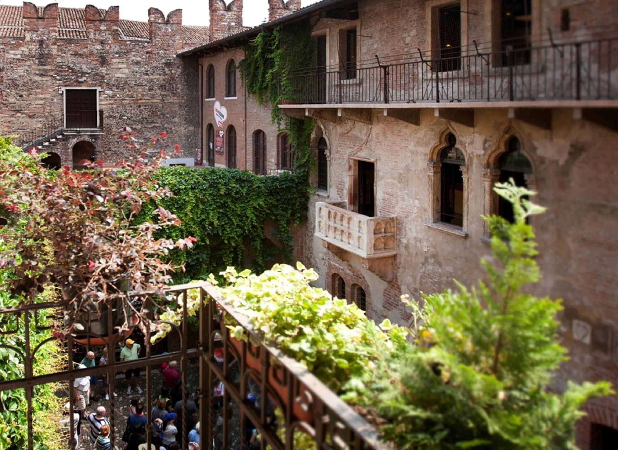 Hotel Relais Balcone di Giulietta Verona Esterno foto The courtyard of the Palazzo del Vicario