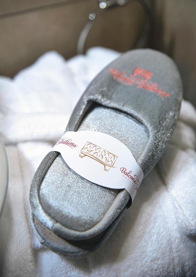 Hotel Relais Balcone di Giulietta Verona Esterno foto A pair of silver slippers